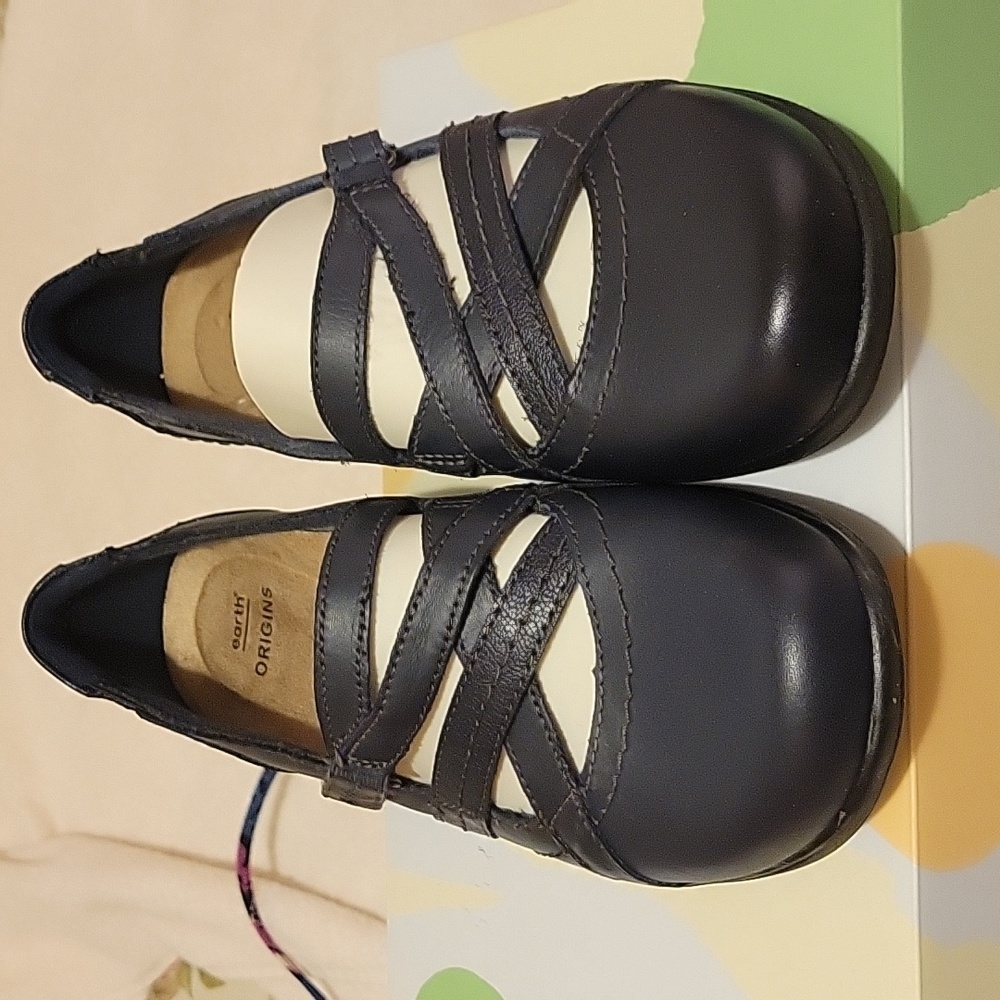 Earth Orgins in Navy, size 8.5 W